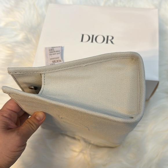 New Dior Cosmetic Gray/Cement Color Pouch - Picture 6 of 9